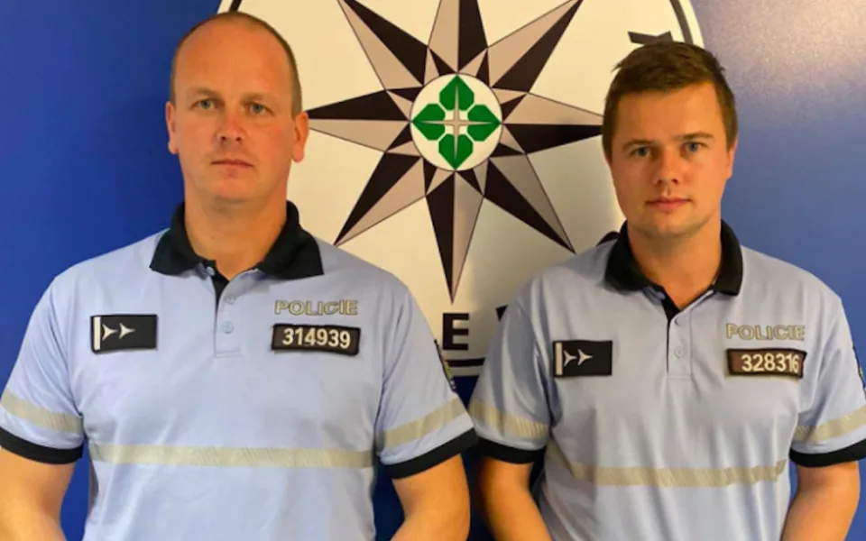 Policisté zachránili muže, který chtěl skočit do přehrady