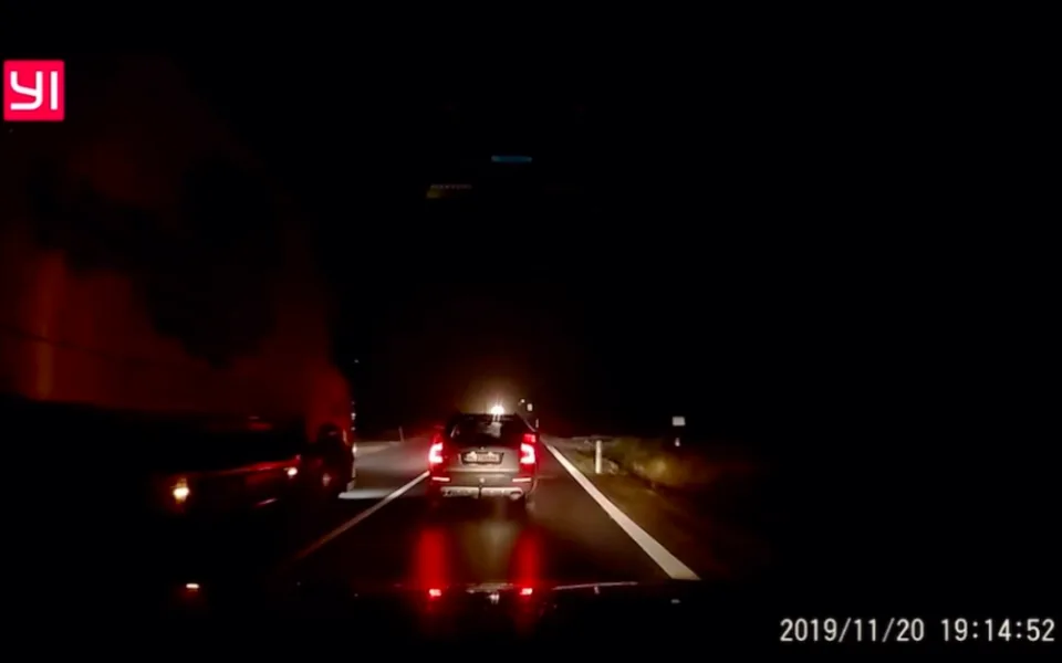 Nebezpečné předjíždění přes plnou čáru