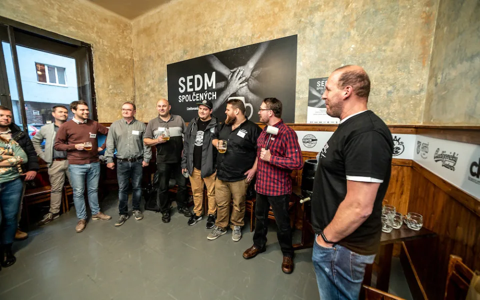 FOTO, VIDEO: Sedm sládků spojilo síly. Výsledkem je ležák z unikátního chmele