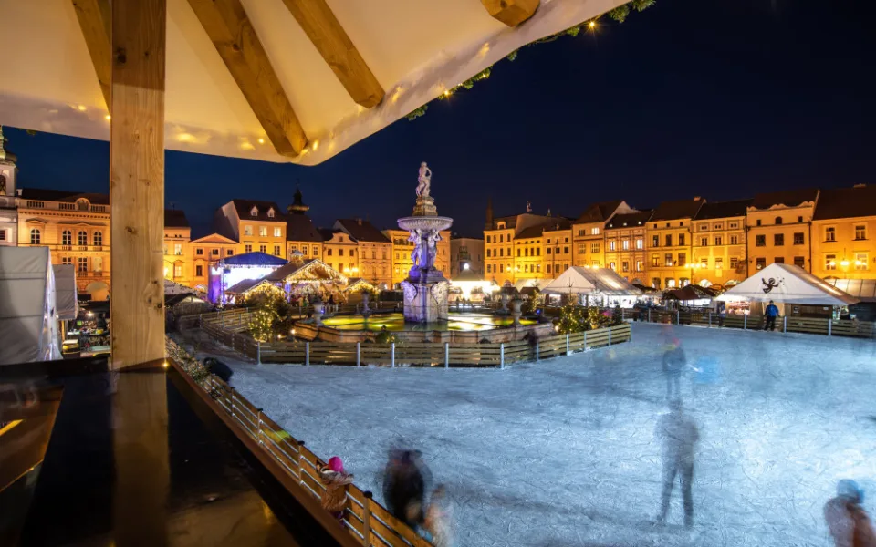 Jihočeský advent nabídne kluziště, výšivky šupinou i velbloudy