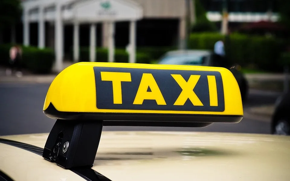 Pátého cestujícího naložil taxikář do kufru. Hrozí mu pokuta až 20 tisíc korun