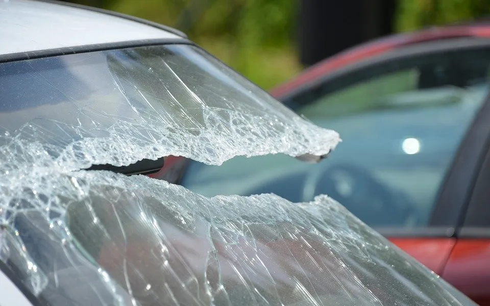Neznámý zloděj s vloupal do několika aut v centru. Ukradl tašku na cvičení, pokladnu a mobil