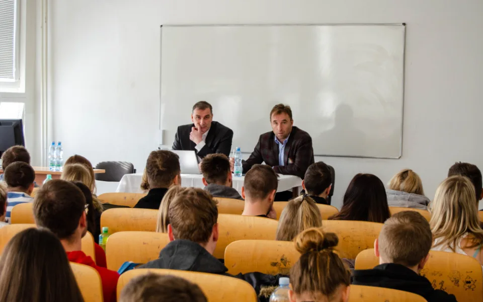 Šéf Národní agentury pro sport navštívil VŠTE. Debatoval se studenty a viděl unikátní projekt fotbalové akademie Dynama