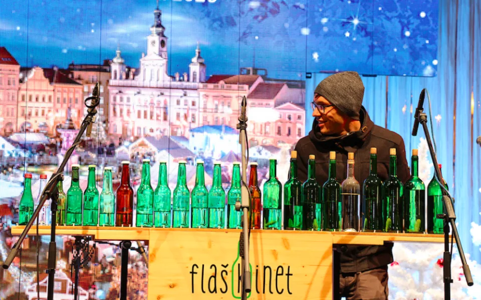 Flaškinet to na budějckém náměstí rozparádili na kytaru a flašky