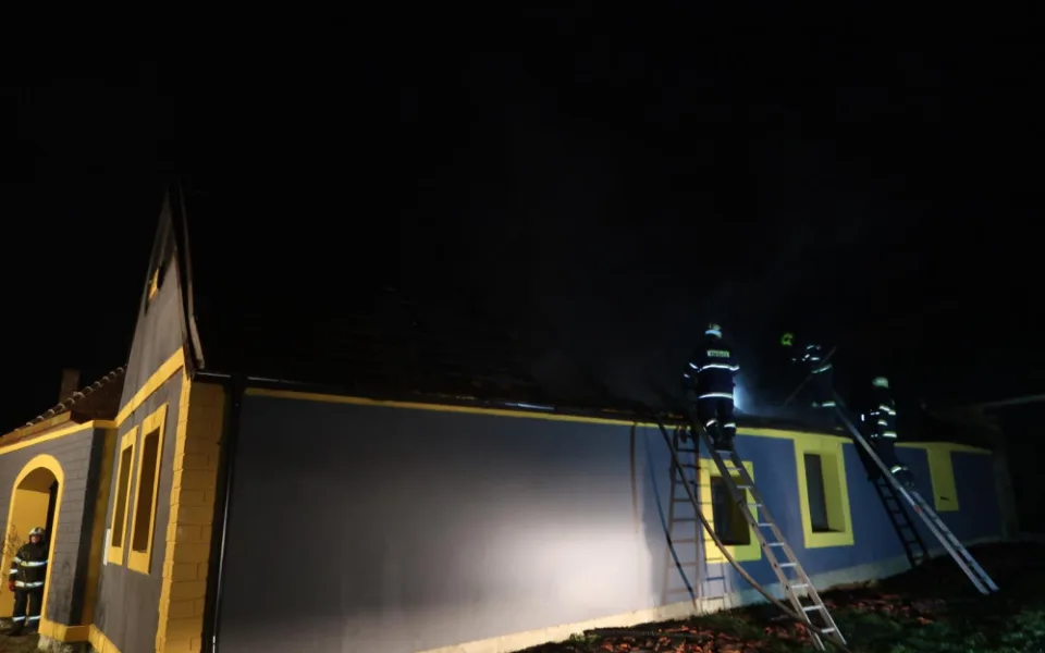 Noční požár střechy rodinného domu