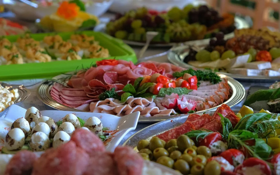 Za Silvestra utratíme průměrně víc než dva tisíce korun. Nejvíce za jídlo a alkohol