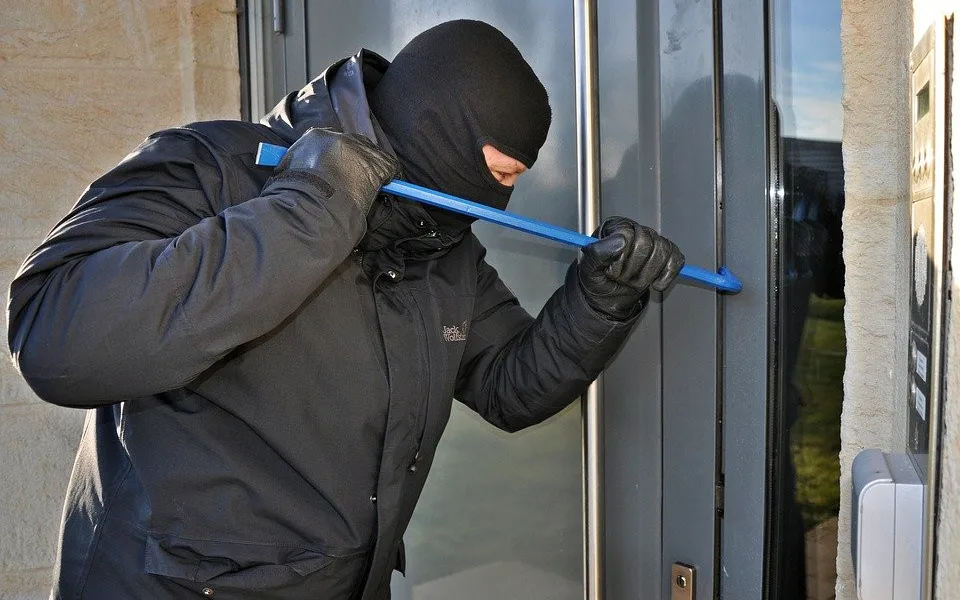 Vypáčil okno bytu a ukradl několik kusů oblečení. Po zloději pátrá policie