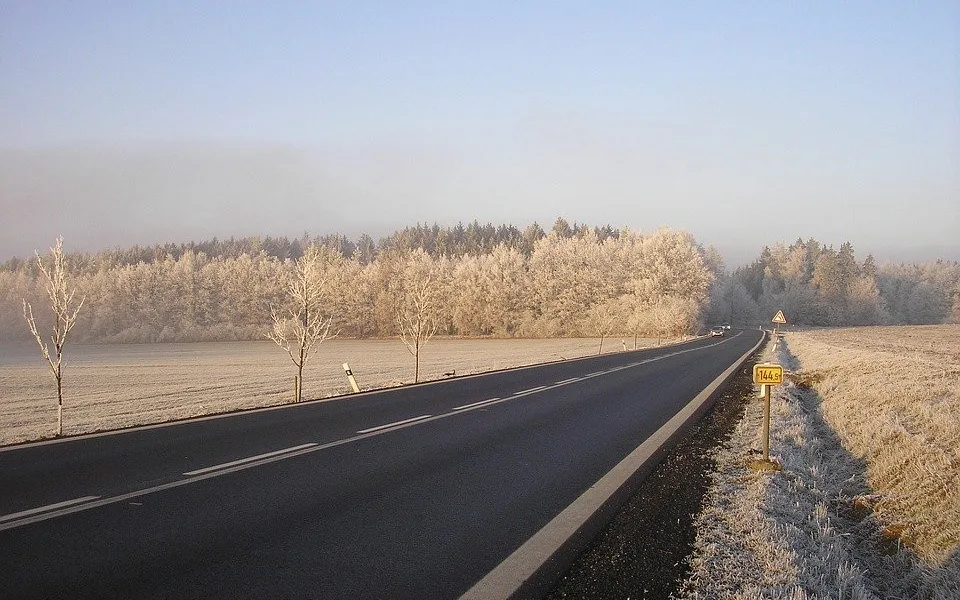 Na některých jihočeských silnicích je náledí