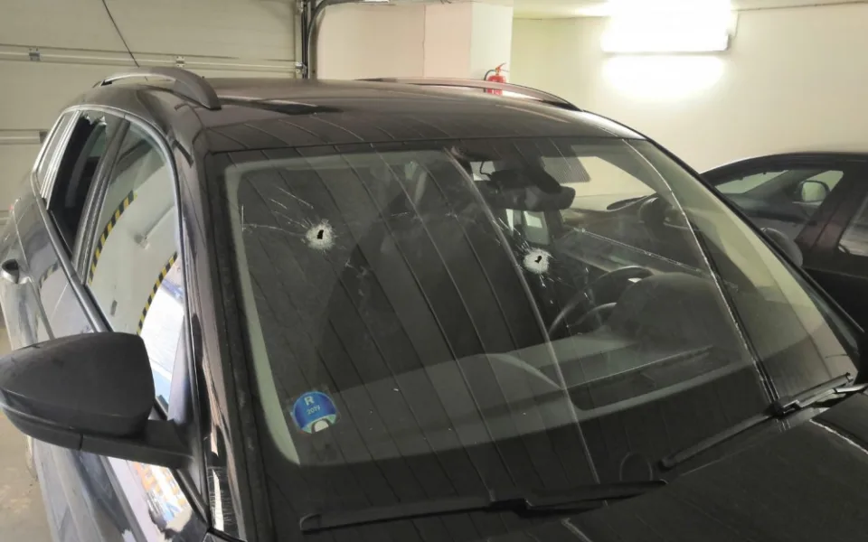 Soud poslal do vazby muže stíhaného za střelbu na auto a cisternu