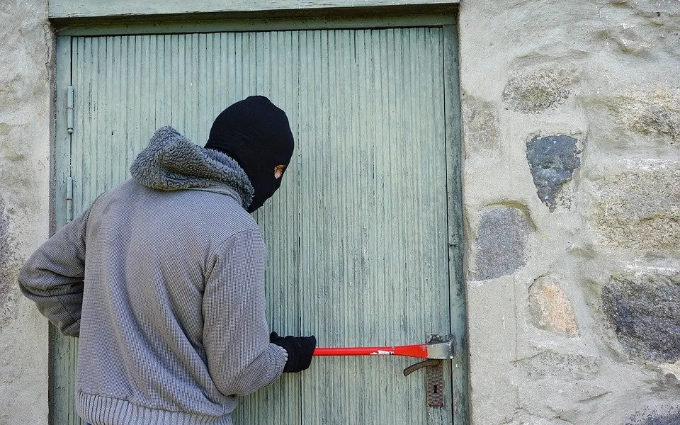 Neznámý lupič má na svědomí více jak deset vloupání. Za cíl si vybral loděnice