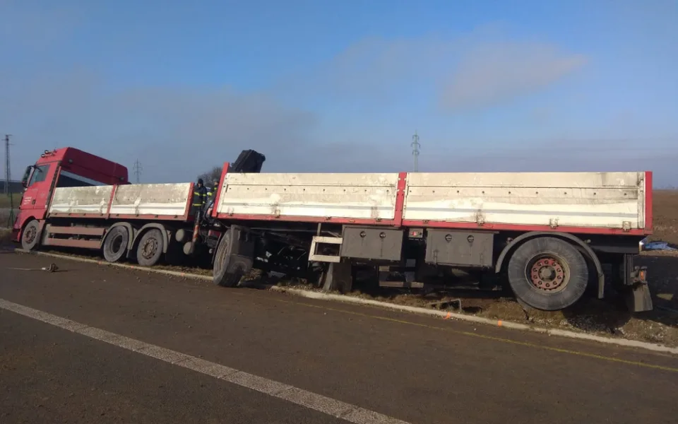 Na dálnici D3 se převrátil náklaďák, řidič vyvázl bez zranění