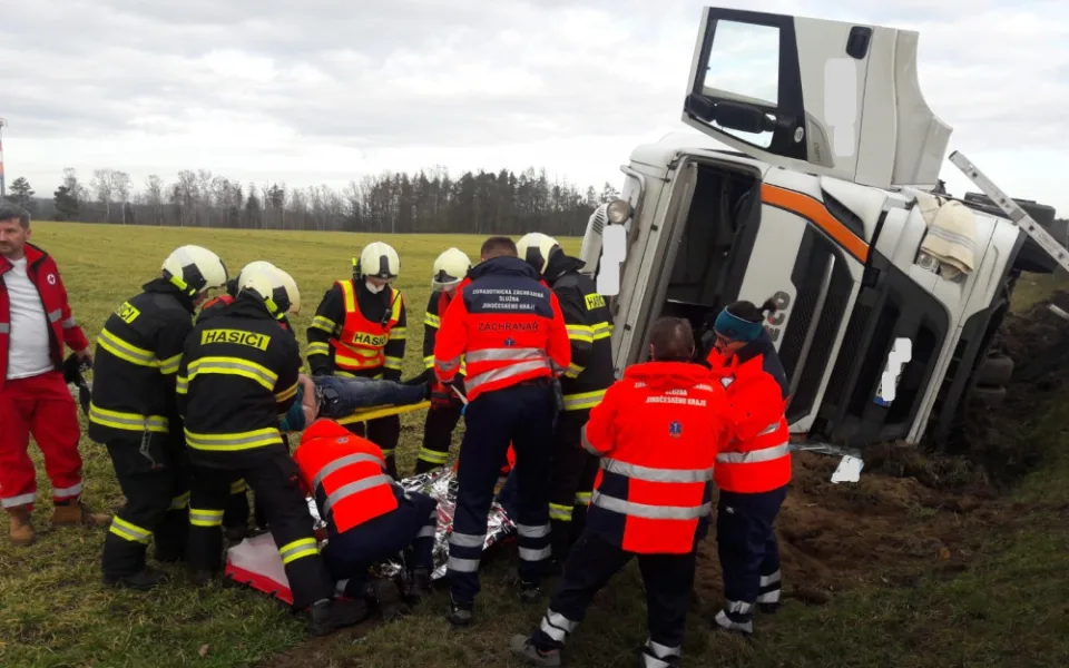 Hasiči zasahovali u vážné nehody kamionu, vrtulník do nemocnice transportoval zraněného řidiče