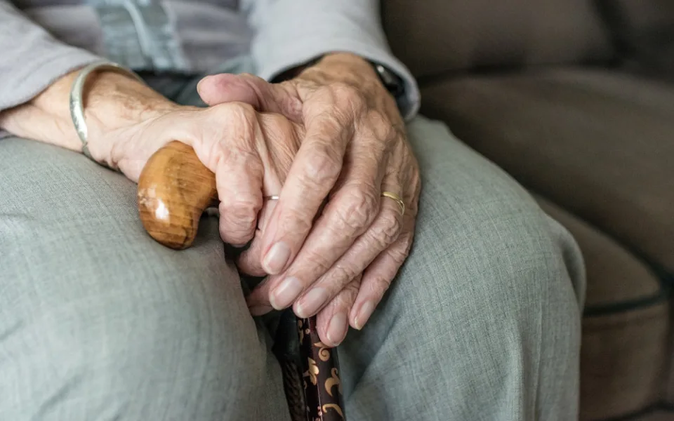 Podvodník vylákal ze seniorky deset tisíc, vymyslel si historku o nezaplacené faktuře