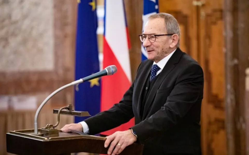 Vlajky na půl žerdi a sirény. V pondělí uctí Česká republika památku Jaroslava Kubery