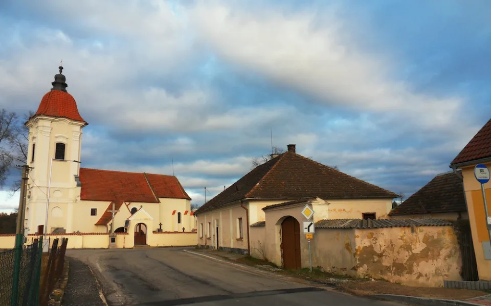 Bývalá fara v Dolních Slověnicích má jít k zemi. Památkáři jsou ale proti