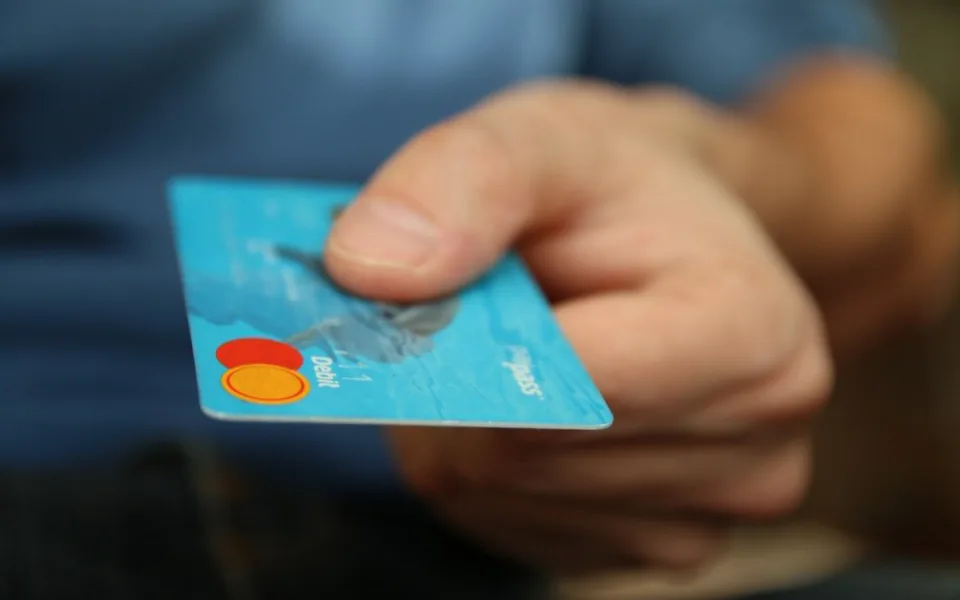 Útoků na on-line platby přibývá, škody loni činily téměř 700 miliard korun