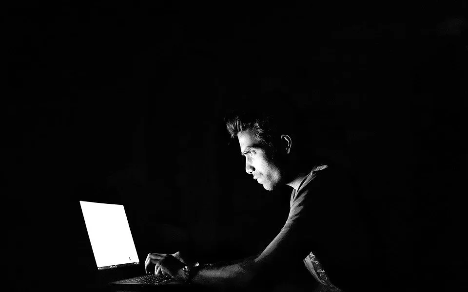 Cizinec podváděl lidi na internetu, okradl je o 760 tisíc korun