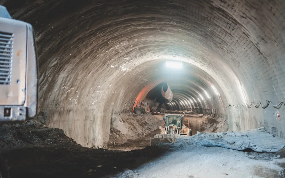 VIDEO: Skončila prorážka tunelu Deboreč, zkrátí se jízdní doba vlaků z Prahy na jih Čech