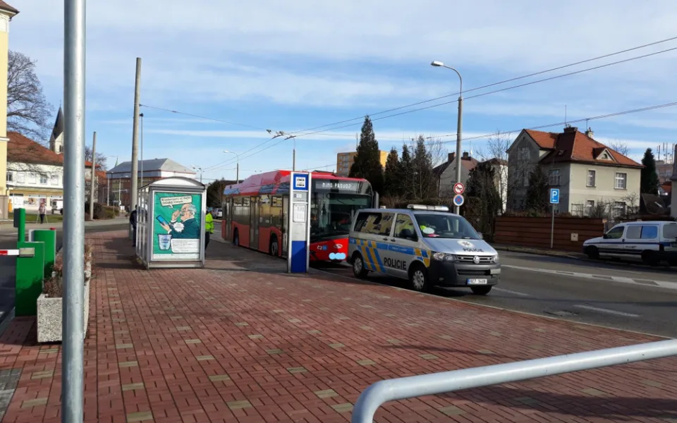 Policie hledá svědky nehody, při které byla autobusem sražena mladá dívka