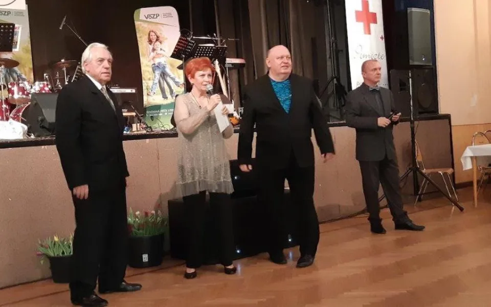 z leva p.DiviÁ 50 let üen¨¨K a ston†sobnž d†rce krve , żeditelka OS ¨¨K Vacovsk†, predseda KDK, moder†tor Pavl°k Jarda