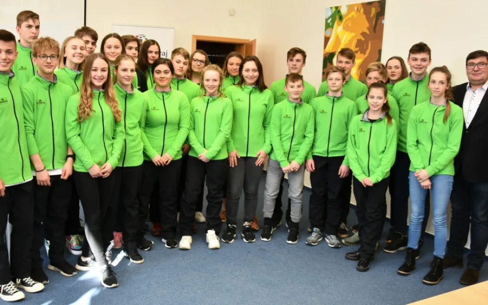 Hejtmanka Stráská a její náměstek Hroch gratulovali mladým sportovcům k zisku 34 cenných kovů ze zimní olympiády