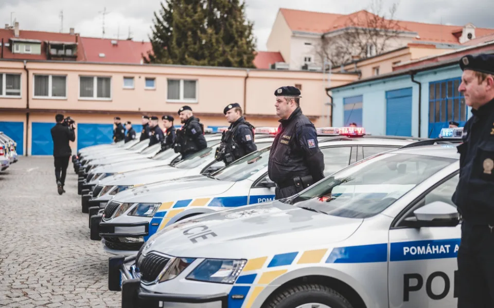Jihočeští policisté mají nová auta, hlídky po předání hned vyrazily do terénu