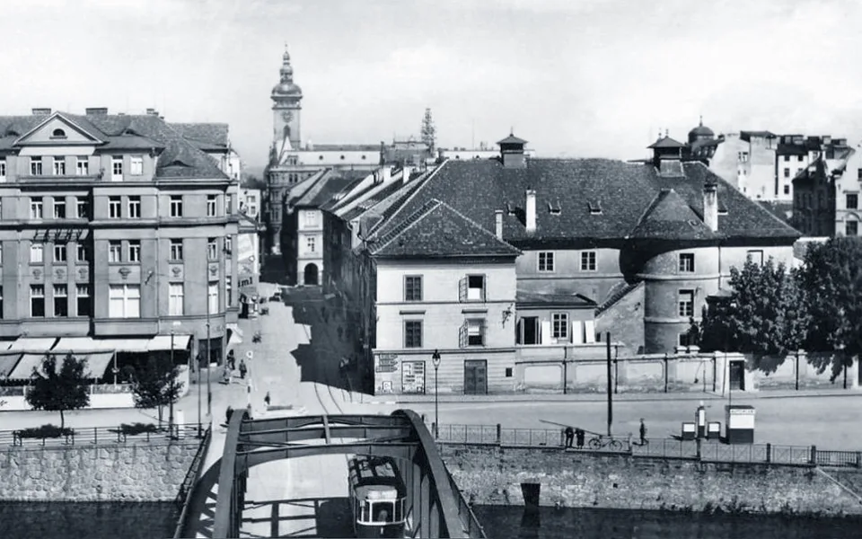 Historická budova divadla v době tramvajové (tramvaje jezdily do roku 1950).