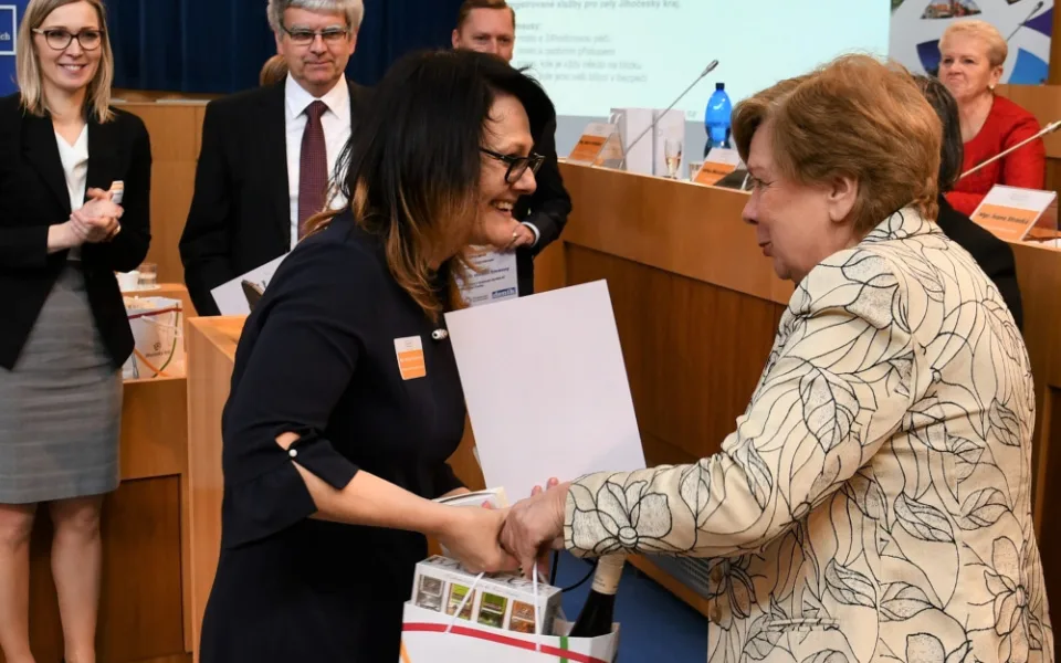 Vítězi I. ročníku soutěže pro firmy, které zohledňují zaměstnávání lidí ve věku 55+, jsou Centrum sociálních služeb Emausy, Dansen a Rohde &amp; Schwarz