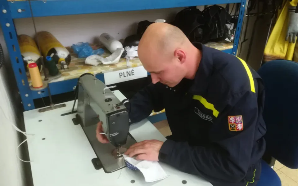 VIDEO: Třeboňští hasiči vyměnili hadice za šicí stroje