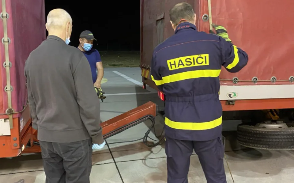 Hasiči přivezli do Jihočeského kraje respirátory z Číny. Dostanou je hlavně zdravotníci