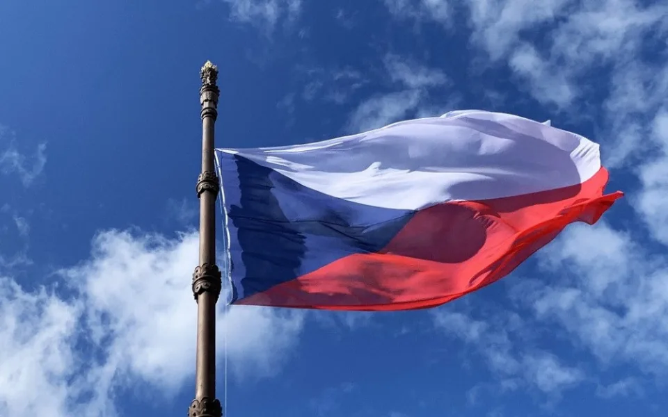 Česká vlajka dnes slaví přesně 100 let. Odborníci ji řadí mezi vůbec nejzdařilejší