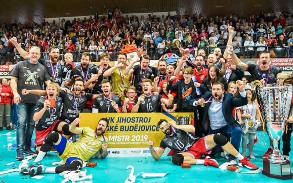 Jihostroj bojuje o 1. místo v online extralize, klukům pomůže každý hlas