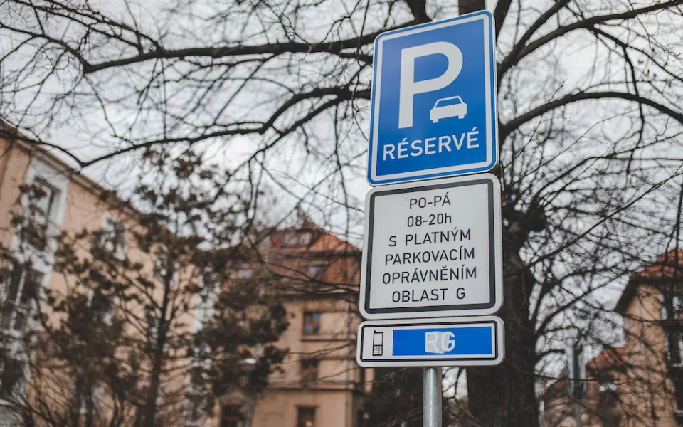 Lidé v Budějcích zaparkují stále zadarmo. Rada města nařízení prodloužila
