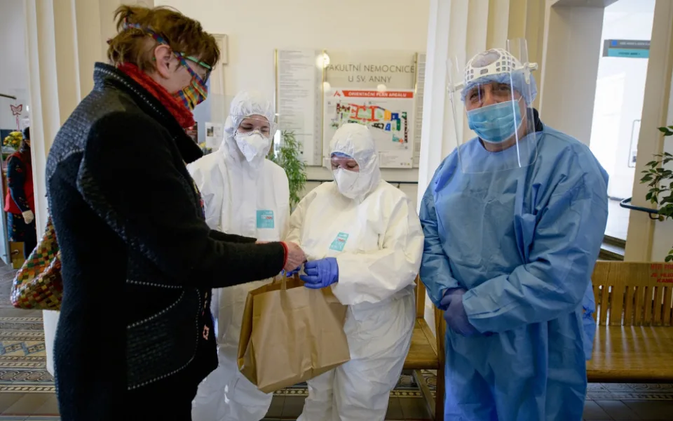E.ON podpoří zdravotníky i hasiče v boji proti koronaviru. Jídlem zdarma