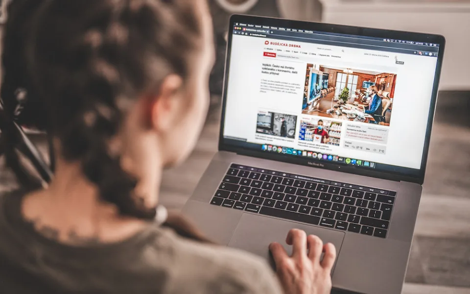 Nejdůležitější denní zprávy u tebe v mailu! Staň se Drbňákem a využij výhod registrace