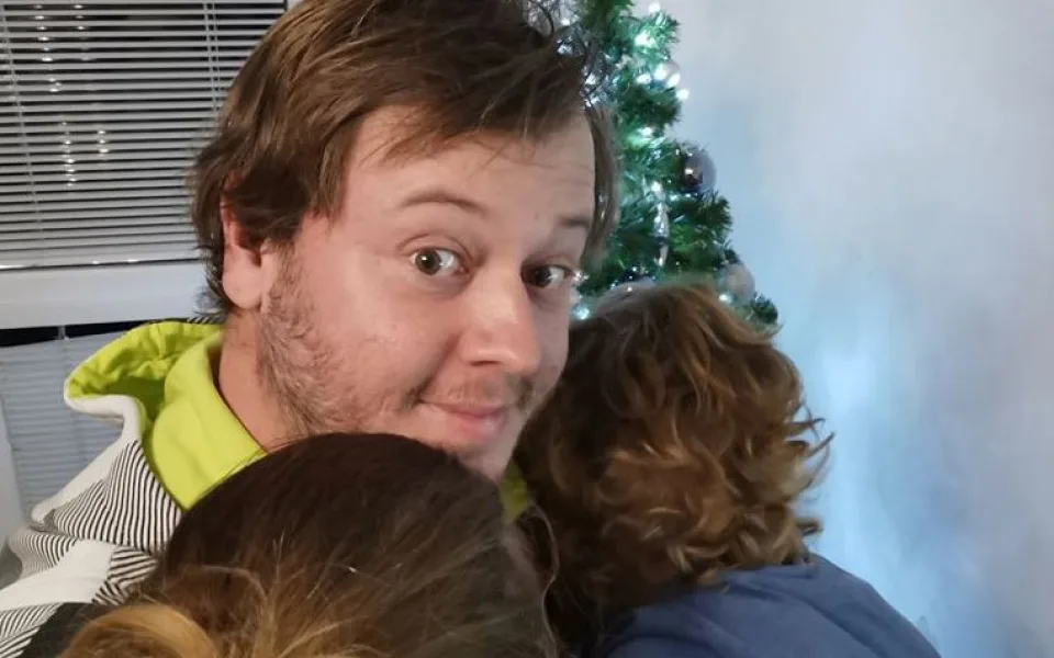 Jsem nejlepší otec na světě. Mám to napsaný na hrníčku a hrníčky nikdy nelžou, říká spisovatel Dominik Landsman