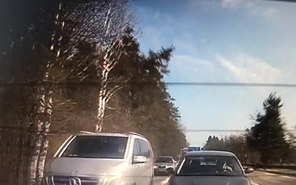 VIDEO: Řidič osobáku se „pověsil“ za policejní auto, které pronásledovalo dodávku