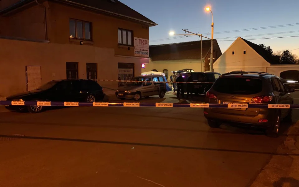 Muž na Lidické ničil majetek. Po příjezdu policistů zkolaboval a zemřel