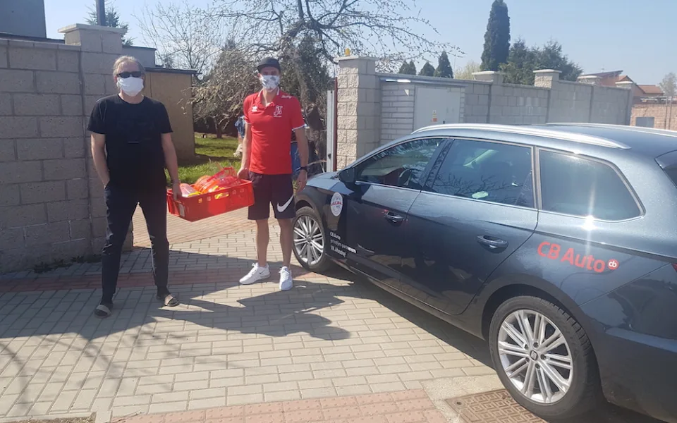 Hráči Jihostroje pomáhají s rozvozem ochranných štítů