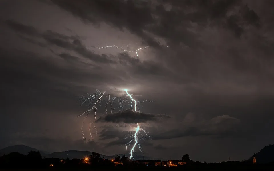 Meteorologové vydali výstrahu před silnými bouřkami, platí pro celý Jihočeský kraj