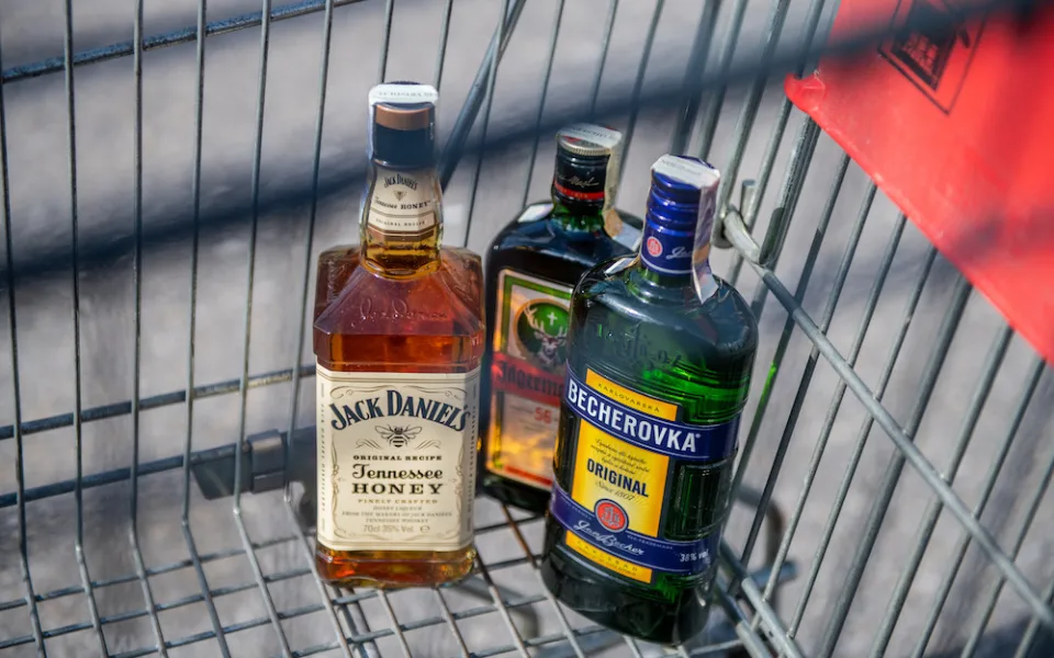 Češi v karanténě víc pijí alkohol, řeší tím nejistotu z budoucnosti