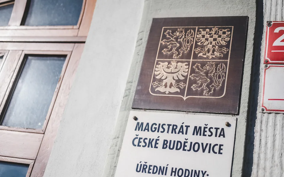Budějcký magistrát se pomalu vrací do normálu. V Krumlově se musí lidé na úřad objednat