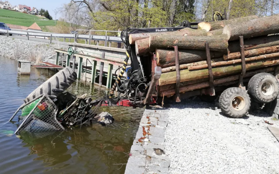 Traktor sjel s vlekem do rybníka, zraněný řidič vyplaval