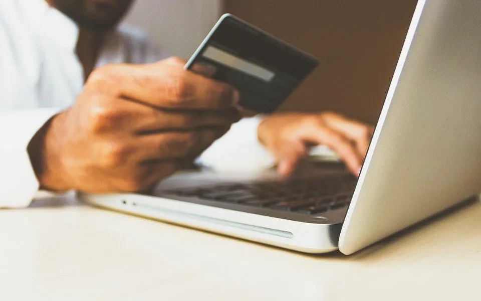 ČOI ukládá při nouzovém stavu méně pokut. Kontroluje více eshopů