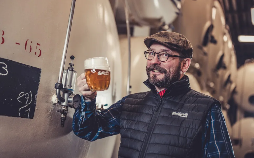 Budvar 33 zaznamenal úspěch! Hořký ležák z národního pivovaru proto nově zamířil i do lahví a plechovek