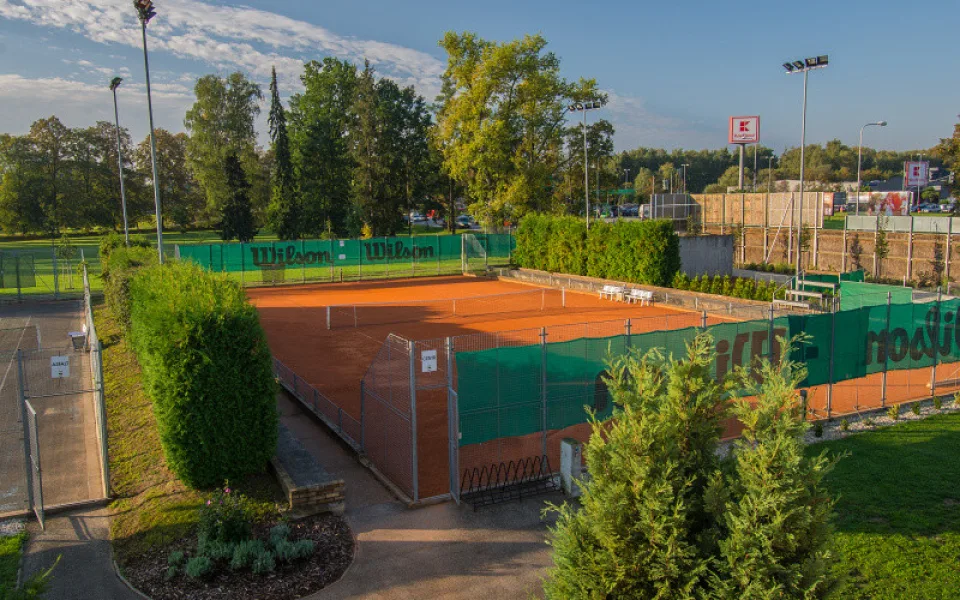 Tenisový klub LTC Tonstav-service České Budějovice hlásí: Venkovní kurty jsou v provozu