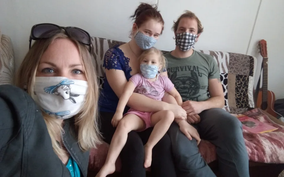 Vyrostla v dětském domově, teď kvůli koronaviru nemůže sehnat práci a bojí se o budoucnost své dcery