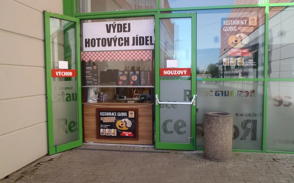 Globus zahájil prodej jídel přes okénko restaurace
