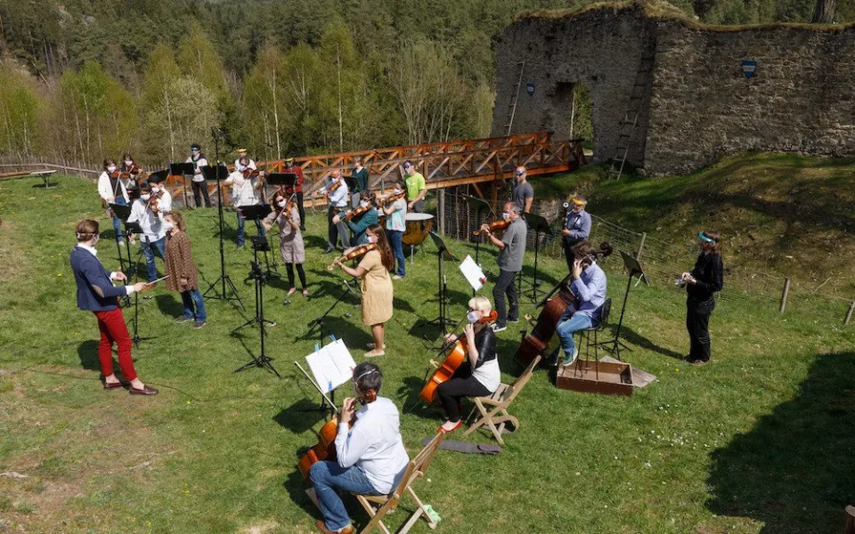 Jihočeská filharmonie natáčela v rouškách na zřícenině Pořešín