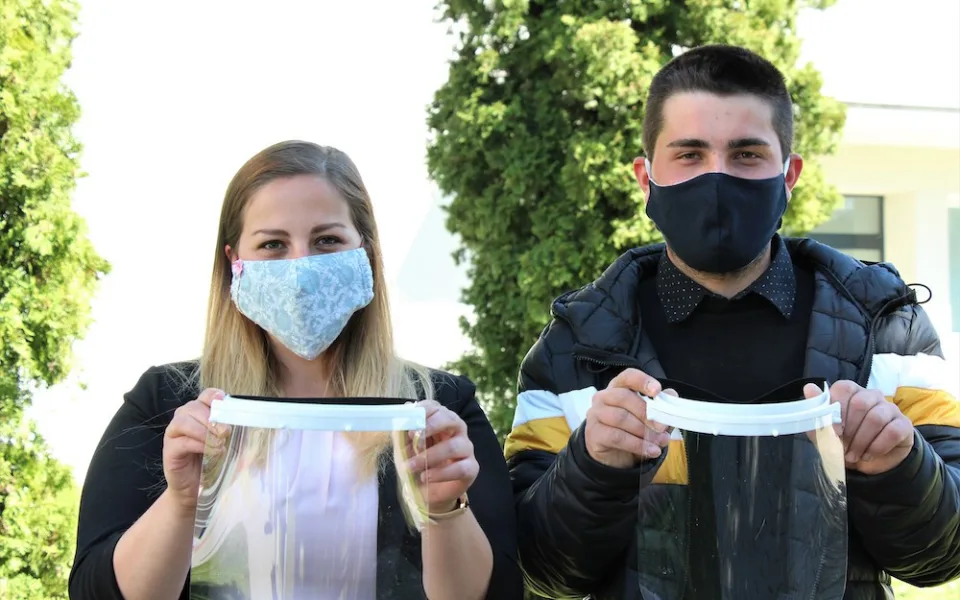 Lucie Roučková a Martin Pinta: Jsme rádi, že nám VŠTE umožnila vyrábět v 3D laboratořích ochranné štíty. Odezva je úžasná